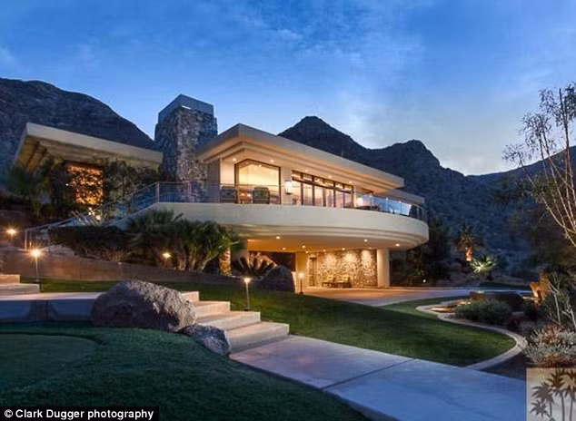 Theo lời đồn thổi trong giới mua giới nhà đất ở California (Mỹ), Tổng thống Obama đã mua căn nhà sang trọng ,25 triệu USD trên ở Rancho Mirage. Nếu thông tin này đúng sự thật, gia đình Tổng thống Obama sẽ là hàng xóm của những người nổi tiếng thế giới như diễn viên Frank Sinatra và ca sĩ Bing Crosby.