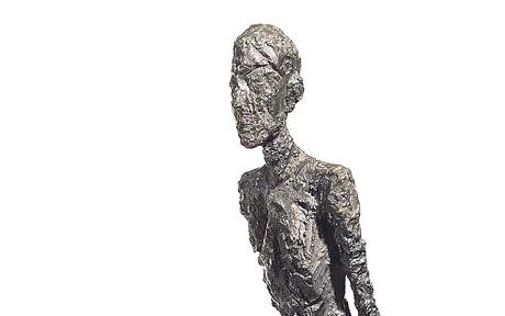 Tượng đồng L’Homme Qui Marche I của nhà điêu khắc Thụy Sĩ Alberto Giacometti đã được bán với giá cao kỷ lục 103,7 triệu USD tại cuộc đấu giá ở London.