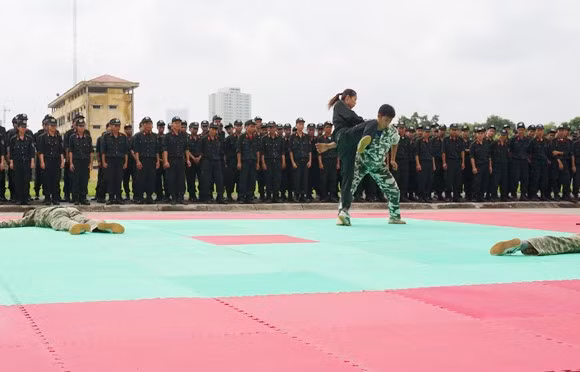 1 nữ hạ gục 3 nam có hung khí.