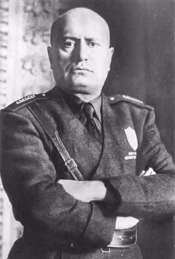 Cha của Mussolini là một thợ rèn có tên Alessandro. Ông Alessandro cũng theo đuổi sự nghiệp chính trị và chi khá nhiều tiền để nuôi các nhân tình.