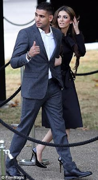 Võ sĩ quyền Anh nổi tiếng của Anh Amir Khan cũng khá sành điệu và tinh tế khi sở hữu 2 chiếc vòng trị giá vô cùng đắt giá, gần 3 tỷ đồng. Trong đó, có 1 chiếc nạm hoàn toàn kim cương trắng và chiếc còn lại làm từ đá Onyx đen.