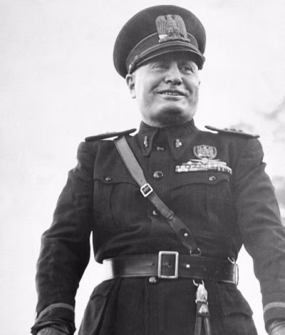 Trong khi đó mẹ của trùm phát xít Mussolini là một giáo viên người Công giáo. Bà đóng vai trò chăm lo tài chính nuôi cả gia đình.