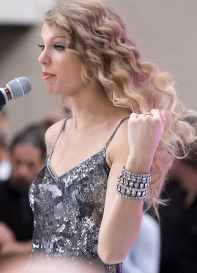 Công chúa nhạc đồng quê Taylor Swift trở nên sang trọng hơn với chiếc vòng kim cương đắt đỏ rất hợp với chiếc váy cô đang mặc.