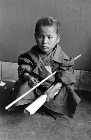 Kang Koo Ri ngồi một chỗ, với gương mặt buồn khổ khi không có người thân ở bên.