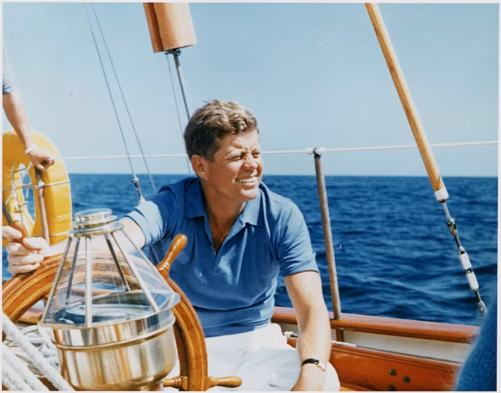 Tổng thống John F. Kennedy và các thành viên trong gia đình thường đi nghỉ ở khu bãi biển thuộc sở hữu gia đình ở Palm Beach, Florida. Đây là tài sản thuộc sở hữu của cha Tổng thống Kennedy là Joseph F. Kennedy trị giá 120.000 USD vào năm 1933. Mặc dù không chính thức thừa hưởng tài sản này nhưng Tổng thống Kennedy và gia đình thường xuyên đến đây nghỉ dưỡng, chơi tennis... Gia đình Kennedy cũng rất thích đến ngôi nhà Cape Cod của họ bằng du thuyền.