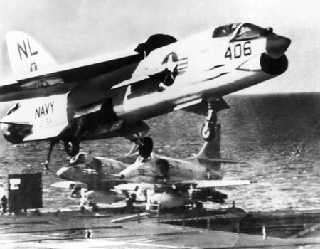 Một máy bay của quân đội Mỹ cất cánh từ tàu sân bay vào ngày 25/3/1965.