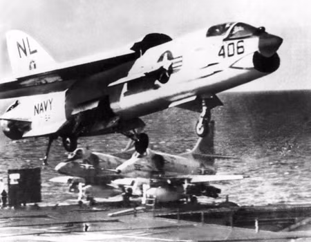 Một máy bay của quân đội Mỹ cất cánh từ tàu sân bay vào ngày 25/3/1965.