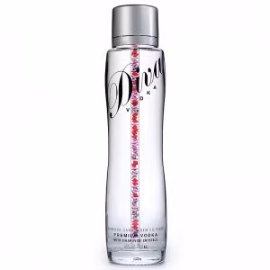 Chai Vodka Diva sẽ khiến nhiều người sửng sốt trước giá bán lên đến 1 triệu USD. Mẫu rượu này đến từ Scotland và có hình dáng giống một lọ nước hoa. Mỗi chai Vodka Diva có chứa các loại đá quý và đá bán quý, trong đó có Vodka Diva Diamonds. Vỏ chai được nạm ráp kim cương và đá quý dạng cát... long lanh và huyền ảo.