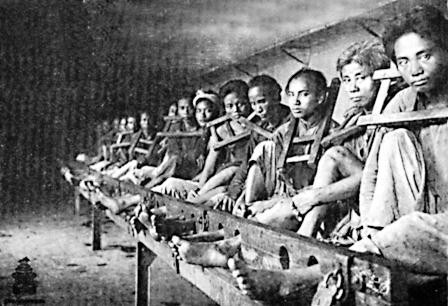 Ngay từ khi mới bước qua cánh cổng bằng gỗ lim nặng chịch (1,6 tấn) để vào nhà tù Hỏa Lò, tù nhân đã phải nhận những cú tát nảy lửa cũng như bị gông cùm, đánh đập dã man trong các phòng biệt giam hay xà lim án chém....