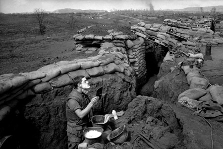 Binh nhì Roland Ball tới từ Tacoma, Washington cạo râu tại một con hào gần căn cứ ở Khe Sanh ngày 5/3/1968.