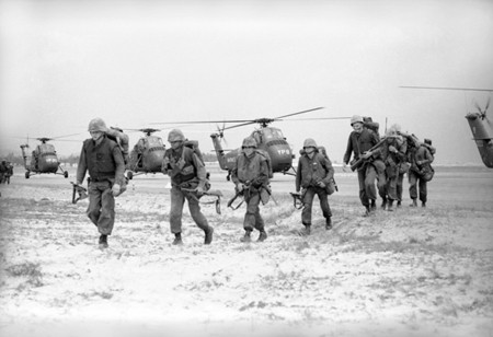 Máy bay trực thăng của hải quân lục chiến Mỹ vận chuyển binh sĩ đến Huế ngày 14/4/1965.