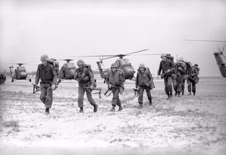 Máy bay trực thăng của hải quân lục chiến Mỹ vận chuyển binh sĩ đến Huế ngày 14/4/1965.