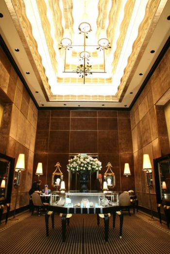 Cửa hàng độc quyền này chủ yếu nhận các đơn hàng trang trí kim cương và đá quý lên trang phục cho các ngôi sao hoặc nhân vật nổi tiếng trong lễ trao giải Oscar hàng năm.