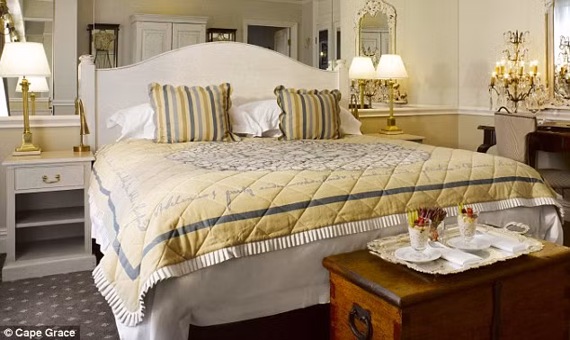 Với chi phí gần 400 triệu/ngày, các cặp đôi siêu giàu sẽ có cơ hội vi vu trên những chiếc trực thăng ngắm cảnh đẹp ở Cape Town, đỉnh núi Table Mountain cao hơn 3.000m ở Wyoming (Nam Phi). Trong ảnh là phòng ngủ sang trọng ở khách sạn Cape Grace - một trong những điểm dừng chân trong gói du lịch hưởng tuần trăng mật hơn 5 tỷ đồng của giới nhà giàu.