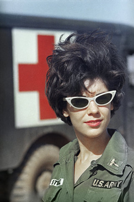 Y tá quân đội trung sĩ Roberta Bertie Steel ở miền nam Việt Nam. Bức ảnh chụp ngày 9/2/1966.