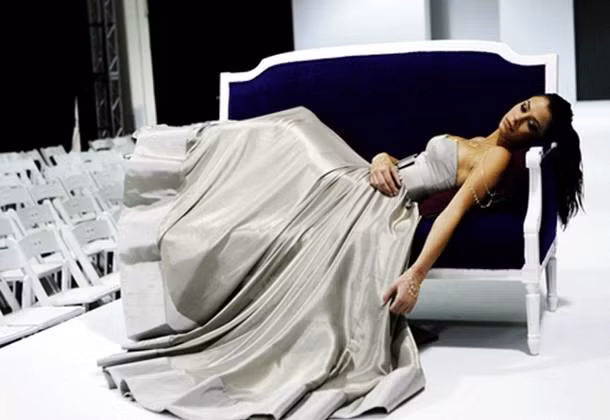 Mẫu váy cưới Danasha Luxury Gown có giá 1,5 triệu USD, được làm từ kim cương Bỉ, 18 carat vàng...