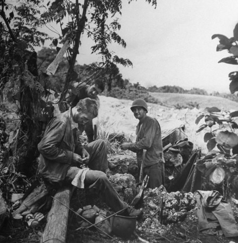 Binh lính Mỹ lau chùi vũ khí trang bị khi tham gia trận chiến Guadalcanal.
