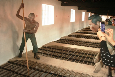 Hệ thống nhà tù Côn Đảo là nơi đã giam cầm và đày ải gần 2.000 chiến sĩ cách mạng. Nằm ở ngoài vùng biển thuộc tỉnh Bà Rịa - Vũng Tàu, nơi đây có đủ các đòn tra tấn tàn bạo nhất để hòng dập tắt ngọn lửa đấu tranh của các chiến sĩ cách mạng. Trong ảnh là những chiến sĩ yêu nước bị giam ở chuồng cọp Pháp.