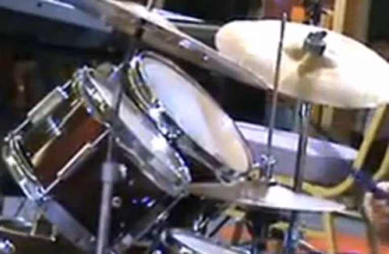 Một trong những người gọi điện đến báo cáo nhìn thấy hắn chơi trống trong một ban nhạc rock. Khi cơ quan chức năng lần theo manh mối đó, họ đã phát hiện Bright chơi nhạc tại một buổi biểu diễn ở một khách sạn dưới một danh tính giả.