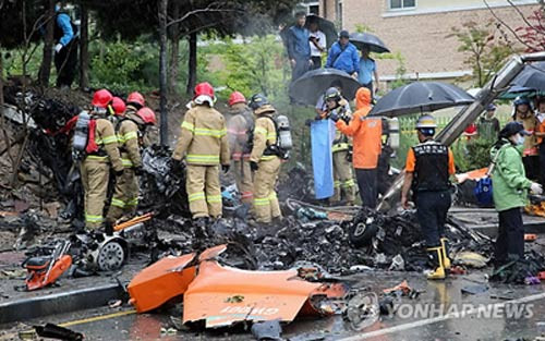 Cũng trong ngày hôm đó, một chiếc trực thăng của lực lượng cứu hỏa Hàn Quốc cũng đã gặp nạn trong lúc tham gia chiến dịch tìm kiếm các nạn nhân mất tích trong phà Sewol. Vụ tai nạn này khiến toàn bộ 5 lính cứu hỏa trên trực thăng thiệt mạng.