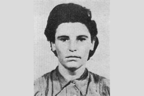 Từ năm 1942, Hildegard Lächert (22 tuổi) làm việc tại trại tập trung Ravensbruck, Majdanek và Auschwitz. Ả từng là một y tá và đã sử dụng những kỹ năng hành nghề y cứu người để tra tấn, hành hạ tù nhân. Tại phiên tòa xét xử Auschmitz năm 1947, Hildegard bị kết án 15 năm tù giam. Tuy nhiên, ả được thả tự do vào cuối năm 1956, sau 9 năm ngồi tù.