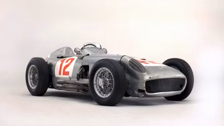 Xe cổ Mercedes Benz W196R Silver Arrow 1954 được bán trong buổi đấu giá ở Anh với 29,6 triệu USD. Đây là chiếc xe đua Công thức một đã đưa tay lái Juan Manuel Fangio đến hai danh hiệu vô địch vào năm 1954 và 1955.