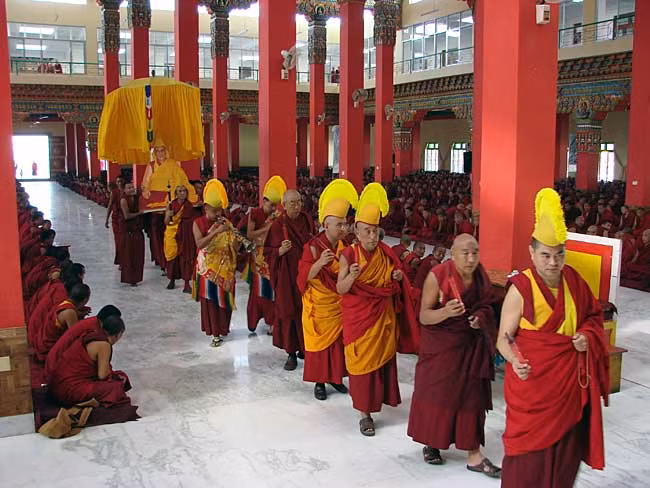 Để có khả năng đặc biệt này, các Lạt Ma Tây Tạng phải vứt bỏ mọi sự tham lam của cải vật chất, ích kỷ... hay những suy nghĩ đen tối để có một cơ thể, trái tim thanh khiết, trí óc trong sạch, sáng như gương mới có thể nhìn rõ bản chất của vạn vật, con người.