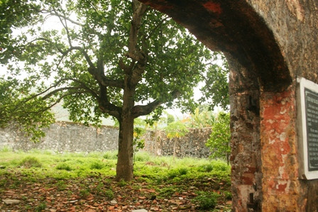 Các tù nhân chính trị của đất nước đã bị giam giữ và tra tấn hết sức dã man tại đây. Chính vì lẽ đó, nơi đây luôn đắm chìm trong một sự bình lặng, lạnh lẽo đến rợn người. Nó được coi như một "địa ngục trần gian" tại Việt Nam. Trong ảnh là khu đập đá khổ sai.