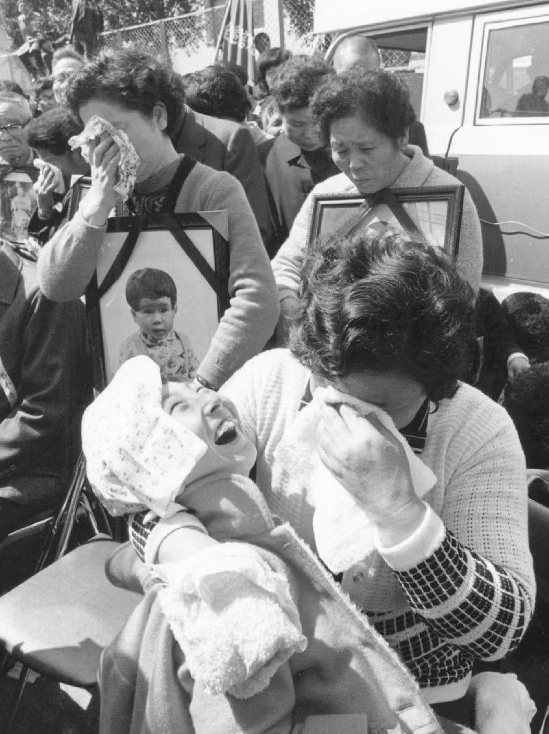  Kết quả là những thai phụ ăn cá nhiễm độc thủy ngân khi sinh con bị dị tật khủng khiếp như bại não, điếc, mù và chậm phát triển trí não. Theo ước tính, 900 người ở Minamata đã chết vì ngộ độc thủy ngân. Những người nhiễm độc nặng thường rú lên vì đau đớn, co giật và bị liệt. Một số bị mù, điếc hoặc mất trí. 