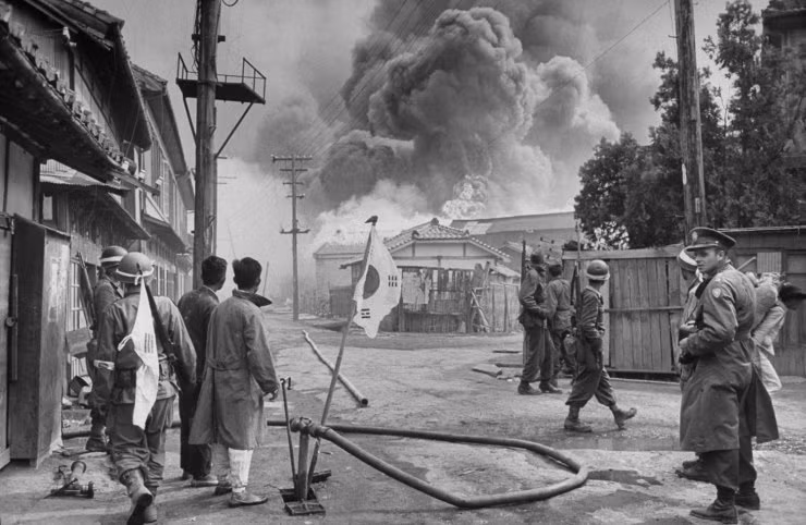 Binh sĩ Hàn Quốc và Mỹ quan sát vụ cháy lớn xảy ra tại một ngôi làng.