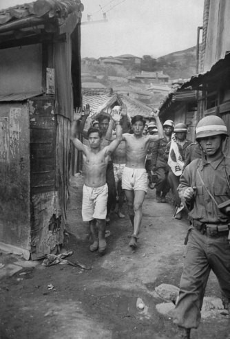 Cuộc nổi dậy này đã diễn ra ở Yeosu - Suncheon vào tháng 10/1948. Nhiếp ảnh gia Carl Mydans của tạp chí LIFE đã chụp được những bức ảnh về sự kiện này. Trong ảnh là quân đội Hàn Quốc dẫn giải những người nổi dậy đến nơi giam giữ và chờ đợi xét xử.