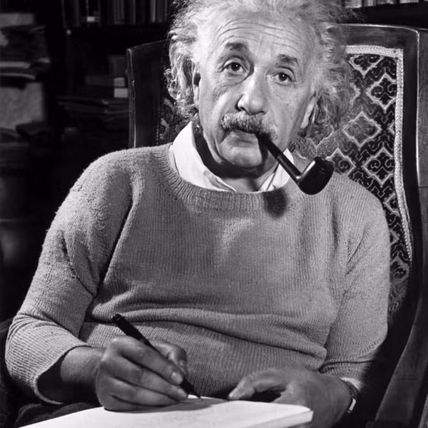 Trong lúc khám nghiệm thi thể Einstein, nhà giải phẫu bệnh Thomas Harvey đã phẫu thuật, chia tách não của thiên tài này thành 200 lát nhỏ để tìm hiểu não của thiên tài khác người thường như thế nào. Những mẫu não bộ của Einstein đã lưu lạc khắp nước Mỹ trong 40 năm nhưng các chuyên gia đều không phát hiện ra điều đột phá nào liên quan đến não bộ của Einstein.