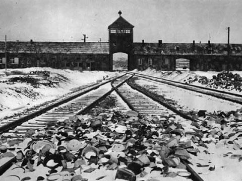 Tại các trại lao động của phát xít Đức, tù nhân buộc phải chạy trước mặt các sĩ quan thuộc lực lượng SS để chứng minh rằng họ vẫn còn khỏe mạnh. Những sĩ quan SS sẽ ra lệnh cho tù nhân chạy theo 2 hướng khác nhau. Một hướng dẫn đến phòng hơi ngạt và hướng còn lại chỉ đến doanh trại. Tất cả tù nhân chạy theo hai hướng khác nhau không hề hay biết bản thân đang tiến về phía tử thần hay may mắn thoát được kiếp nạn ngày hôm đó.