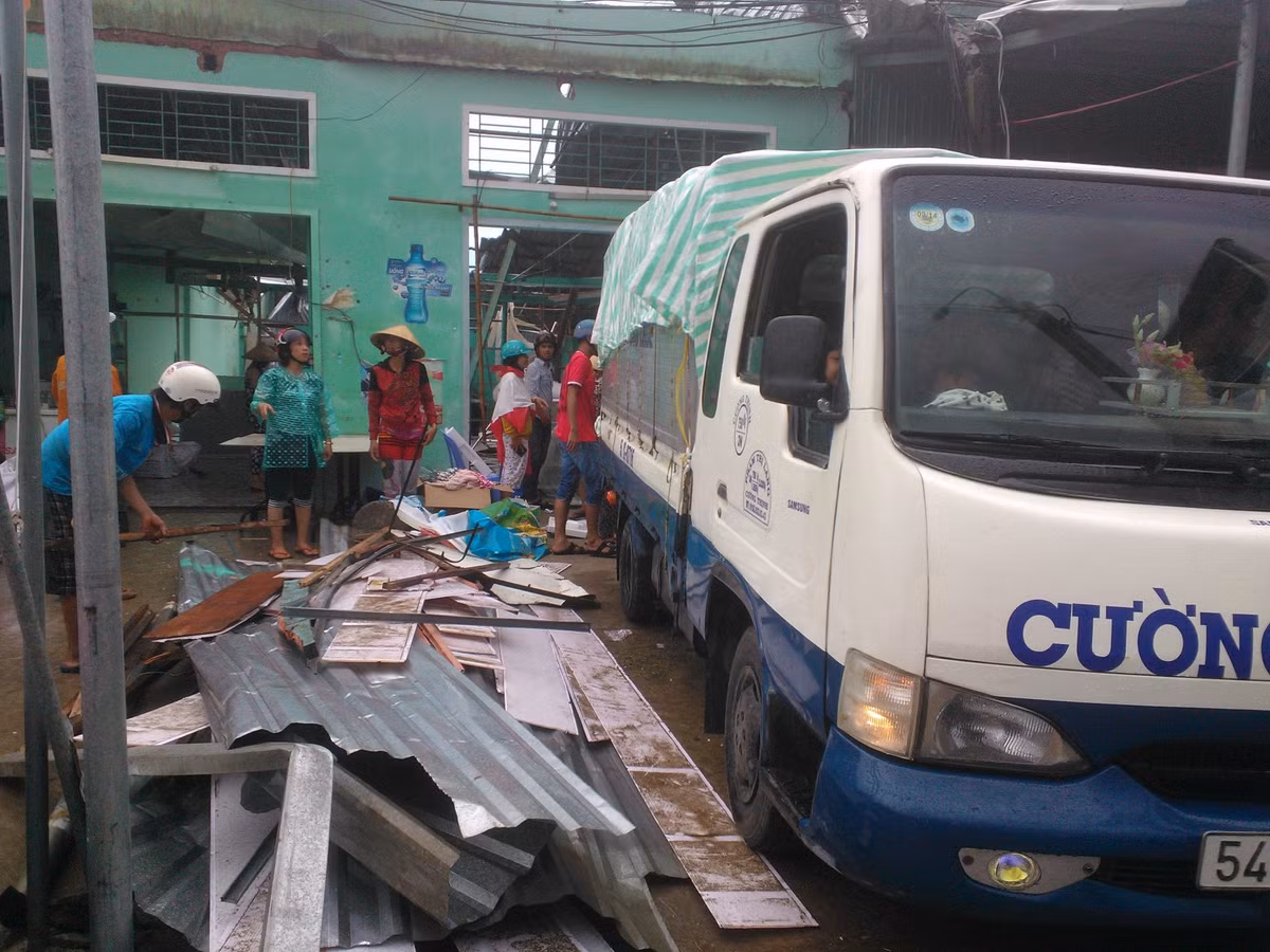 Trong đó 80 căn bị tốc mái, 55 căn sập hoàn toàn, 4 trụ sở cơ quan nhà nước bị hư hỏng nặng.