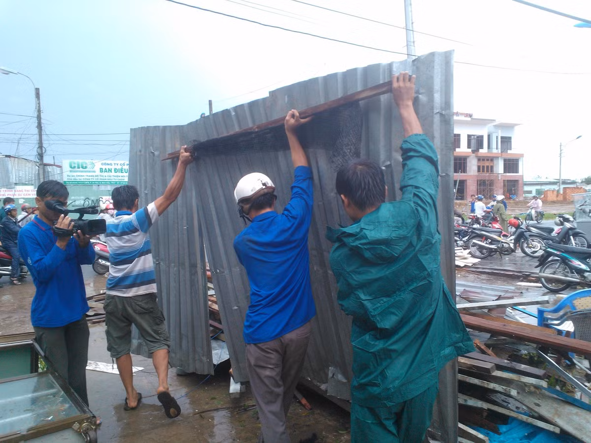 Ông Đào Anh Dũng – Phó Chủ tịch UBND TP.Cần Thơ cho biết: Trước mắt, TP sẽ hỗ trợ 6 triệu đồng cho mỗi gia đình có nhà sập và 2 triệu đồng đối với nhà tốc mái.