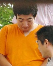 Nạn nhân đầu tiên của Hiroshi là một phụ nữ 25 tuổi. Y đã thuyết phục nạn nhân cùng tự tử nhưng khi gặp nhau, hắn đã trói cô ta lại và bóp cổ tới khi nạn nhân tắt thở.