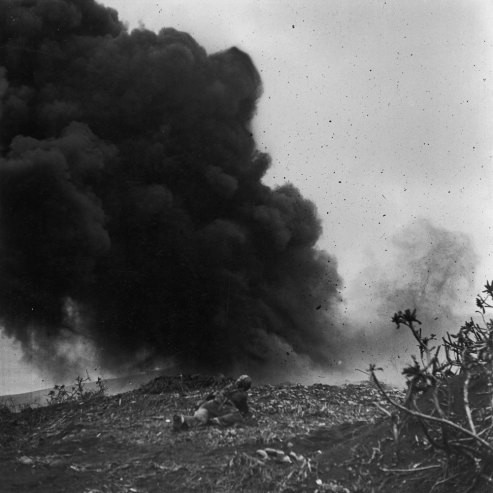 Lính thủy quân lục chiến Mỹ thực hiện vụ nổ lớn nhằm vào lực lượng Nhật Bản ẩn náu ở một hang động thuộc Iwo Jima.