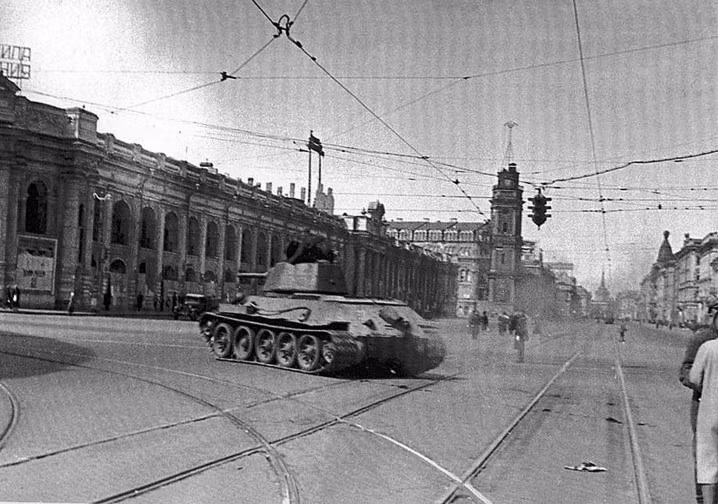 3. Trận vây hãm lớn nhất Leningrad (tháng 9/1941 đến tháng 1/1944). Sau cuộc xâm lược Liên Xô của phát xít Đức vào tháng 6/1941, Leningrad đã bị đưa vào danh sách những mục tiêu quan trọng bị đánh chiếm do có nhiều hải cảng, công trình quan trọng. Khi quân đội Đức ở vùng ngoại ô Leningrad đã không kích nơi đây khiến nhiều công trình bị phá hủy, người dân lâm vào cảnh đói khát đến mức phải ăn bánh mì làm từ mùn cưa...