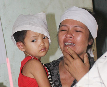 Chị Nguyệt nức nở trước di ảnh con.