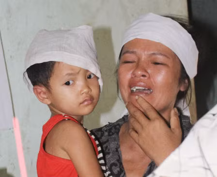 Chị Nguyệt nức nở trước di ảnh con.