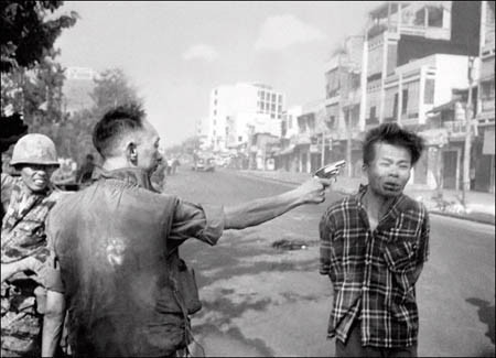 Bức ảnh"Saigon Execution" (“Xử bắn trên đường phố Sài Gòn 1968”) của Eddie Adams đã chụp lại khoảnh khắc tên "đao phủ khát máu" Nguyễn Ngọc Loan lạnh lùng ra tay bóp cò hạ sát Chiến sĩ đặc công Nguyễn Văn Lém. Năm 1969, bức ảnh này đã đoạt giải Pulitzer - giải thưởng ảnh báo chí cao quý nhất thế giới.