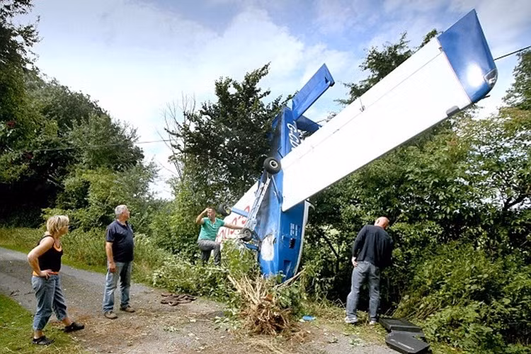 Phi công Alan đã mắc kẹt trong chiếc máy bay thể thao 2 chỗ của mình trong suốt 40 phút. Khi nhìn thấy vụ việc, người dân địa phương đã gấp rút gọi cấp cứu và cứu hộ đến để giải cứu ông thoát khỏi nơi đó. Sau khi máy bay gặp nạn, ông Alan đã chui ra khỏi máy bay với vết xước nhỏ ở ngón tay cái.