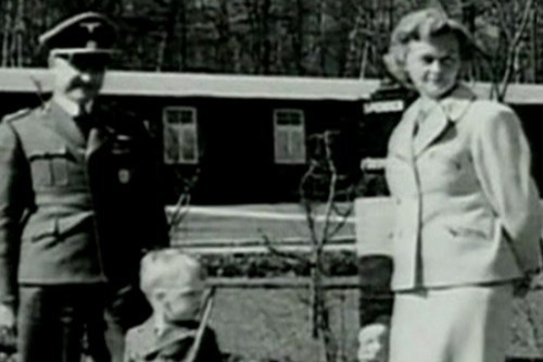 Ilse Koch là nữ đồ tể khét tiếng nhất tại trại tập trung phát xít Đức. Ả là vợ của Karl Koch - chỉ huy trại Buchenwald và sau này là Majdanek. Trong thời gian ở các trại tập trung, ả đã lột da tù nhân để lấy những hình xăm cơ thể sau khi giết hại họ. Sau đó, ả giữ chúng làm kỷ niệm và dùng làm chao đèn và bìa sách. Những sở thích bệnh hoạn khác của Ilse Koch có thể kể đến như thích xem tù nhân bị tra tấn, hãm hiếp. Ilse còn khuyến khích cấp dưới của mình làm những điều ghê rợn tương tự trước mặt ả.