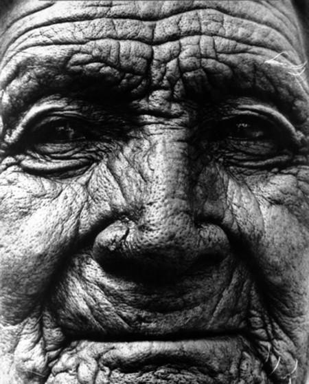 Ảnh chụp cận cảnh gương mặt một bà mẹ Việt Nam được phóng viên Eddie Adam chụp tại An Hòa (hoặc Vạn Tường) vào tháng 7/1965.