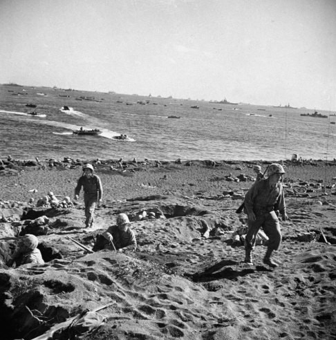 Lính Mỹ nằm mai phục và ẩn mình trong những vị trí dưới cát để tiêu diệt phát xít Nhật.