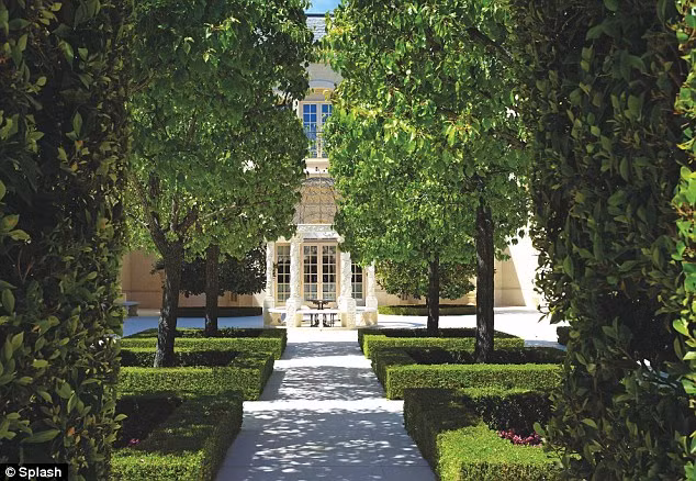 Biệt thự hoa lệ ở Los Angeles trên có tới 110 phòng và trở thành bất động sản có giá trị lớn nhất ở thành phố sầm uất trên tại Mỹ (tính theo thời điểm con gái tỷ phú F1 Petra mua). Petra cũng thuê một nhóm làm vườn để cây cối trong khu biệt thự luôn xanh tốt.