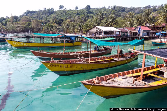 Đảo Koh Rong của Thái Lan thường gọi nơi đây là "Thái Lan của 20 năm trước" - thời điểm mà đất nước này vẫn còn rất xinh đẹp và chưa tràn ngập khách du lịch như hiện nay. Vài năm trở lại đây, chính quyền Thái Lan đã lên kế hoạch xây dựng sân bay, casino, sân golf... hứa hẹn nơi đây sẽ trở thành Bahamas thứ hai.