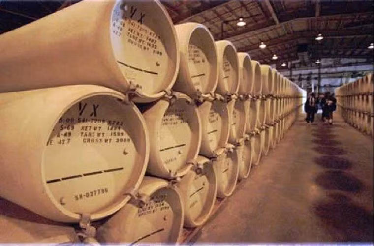 VX là một trong những vũ khí hóa học đáng sợ nhất mọi thời đại. Anh là quốc gia đầu tiên phát triển chất độc thần kinh trên tại phòng thí nghiệm Porton Down vào những năm 1950. VX được xếp vào loại vũ khí hóa học gây ảnh hưởng nghiêm trọng đến hệ thần kinh.