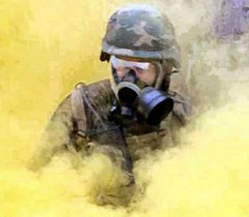 Vũ khí hóa học phổ biến nhất - khí mù tạt. Phát xít Đức đã "khai sinh" ra loại vũ khí chết người này. Khí mù tạt còn được biết đến là mù tạt lưu huỳnh. Nó có khả năng làm rộp da, gây ra những vết bỏng hóa học trên da, mắt và phổi.