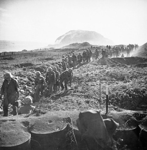 Thủy quân lục chiến Mỹ hành quân ở Iwo Jima hồi tháng 3/1945.